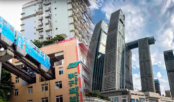 Así es vivir en la ciudad "más extravagante del mundo": los trenes cruzan edificios y los ascensores tienen peajes