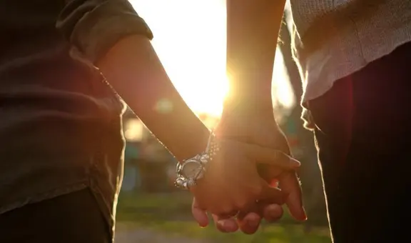 Joven busca novia en las calles y causa sensación en redes: "Vivo solo y hablo 6 idiomas"