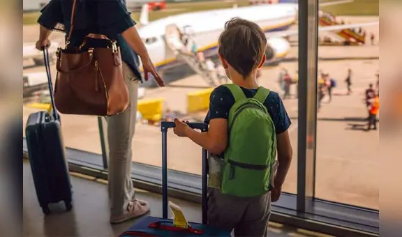 Menores de Perú podrán viajar al extranjero con la autorización de un solo padre, según nueva ley en el Congreso