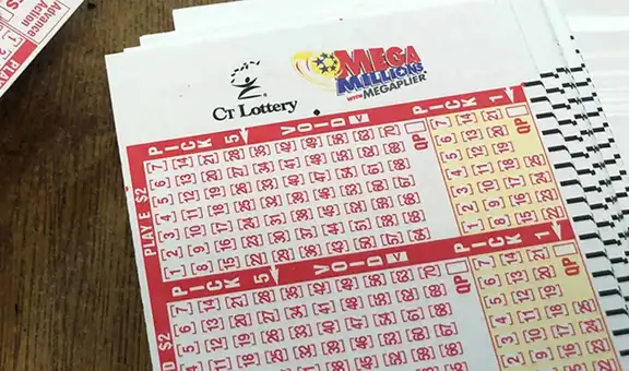 Gana el Mega Millions con dos boletos iguales, pero un error lo deja sin premio y ahora busca justicia en California