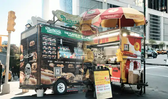 De carritos de perritos calientes a la gastronomía gourmet: la evolución de los food trucks en Nueva York