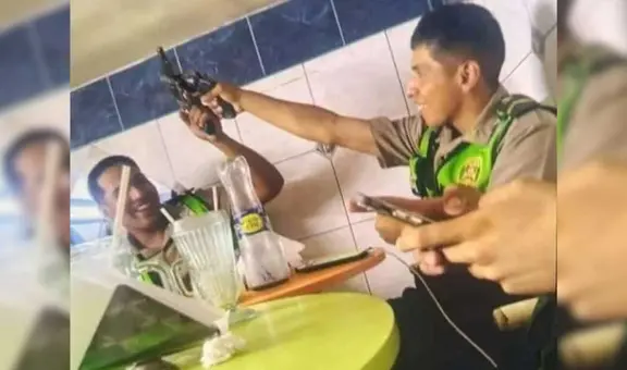Piura: Policías son captados jugando con sus armas de reglamento en restaurante de Lobitos