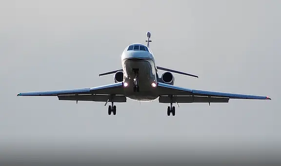 Hallan un cuerpo sin vida atrapado en la llanta de un avión de United Airlines que aterrizó en Hawái