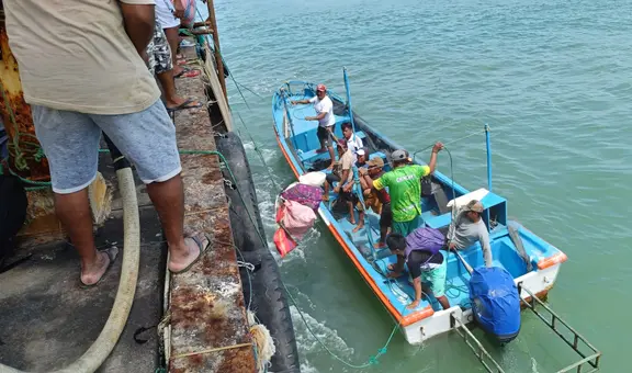 Pescadores regresan con sus familias tras estar varados 3 días en el mar por oleajes anómalos: "Lloré y le pedí a Dios"