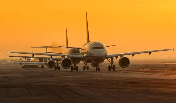 FAA investiga casi colisión entre aviones de Key Lime Air y Delta Air Lines en Aeropuerto en los Estados Unidos