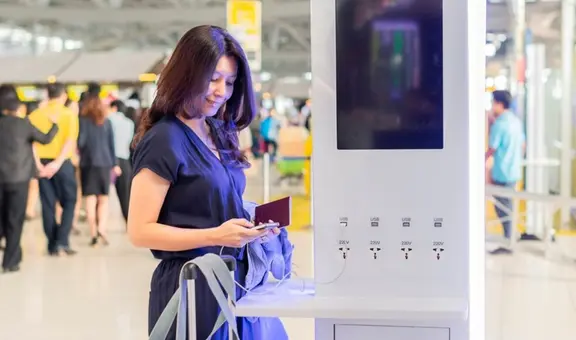 ¡Atención, viajero en Estados Unidos! El FBI advierte el riesgo de cargar tu celular en el aeropuerto