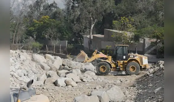 Peligro de quebradas en Chosica: Ministerio de Vivienda moviliza excavadoras para prevenir inundaciones y desbordes