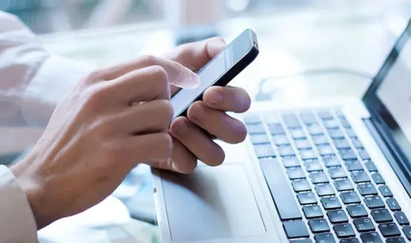 El 70% sigue conectado a su trabajo durante vacaciones: ¿cuáles son las razones?