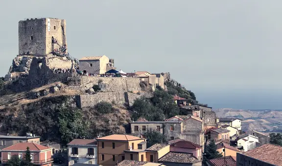 Este pueblo de Italia prohibió a sus residentes enfermarse: la mitad de sus habitantes son ancianos