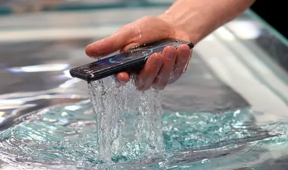 Mi celular se cayó al agua, ¿qué debo hacer para intentar rescatarlo?