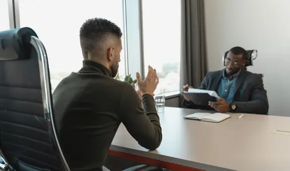 ¿Tu silla cojeaba en la entrevista? Descubre qué más evalúan las empresas además de tu currículum