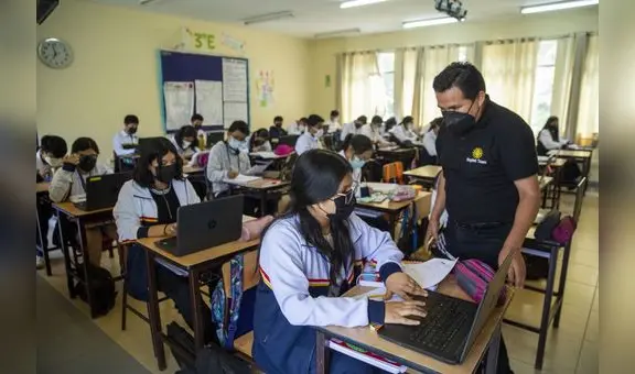 Especialistas recomiendan reinventar las aulas escolares con inteligencia artificial