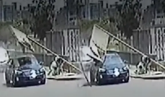 Transeúntes salvan de morir luego de que un cartel les caiga encima en San Juan de Lurigancho