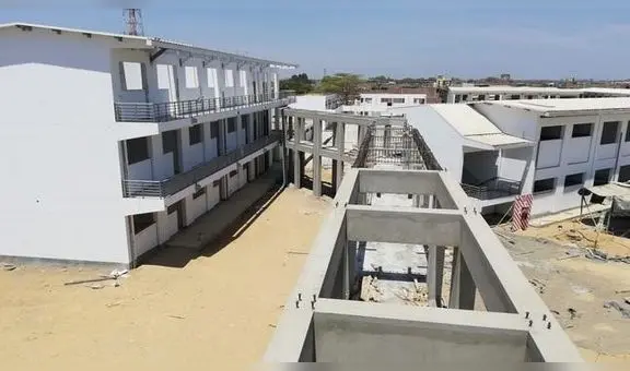 Padres de familia y comunidad educativa realizan plantón en el frontis del colegio Carlos Salaverry