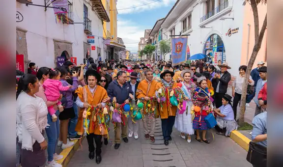 Miles de personas acompañaron el gran lanzamiento apoteósico del Carnaval Ayacuchano 2025