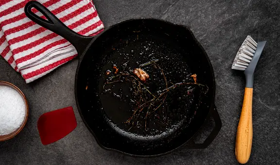 Estudio revela que las sartenes de teflón liberan miles de microplásticos por cada arañazo