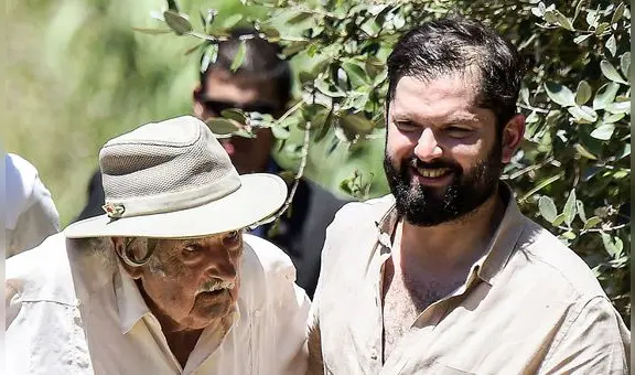 Gabriel Boric plantó olivo con José Mujica en su visita a Uruguay y aseguró que "en Venezuela se robaron la elección"