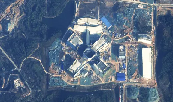China desafía a Estados Unidos y construye un láser tan grande que se ve desde el espacio: revolucionaría la fusión nuclear