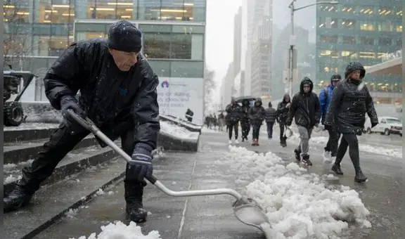 Nueva York multará con US$350 a quienes no limpien la nieve en las aceras a tiempo: estos son los horarios indicados