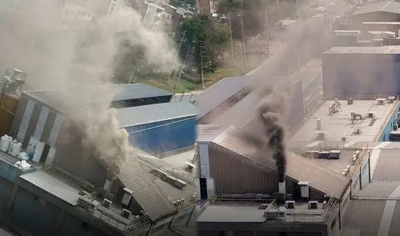Incendio en fábrica de El Agustino moviliza a 8 unidades de Bomberos en zona industrial