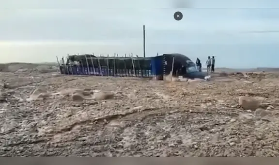 Deslizamiento de huaico en Arequipa deja un camión de carga sumergido en el lodo en la Panamericana Sur