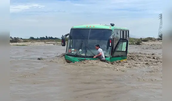 Bus de transporte con pasajeros a bordo queda atrapado en caudal del río Chicama en La Libertad