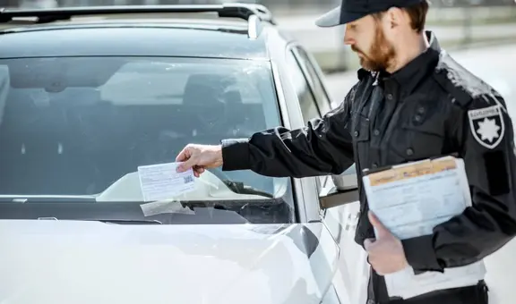 Conductores de California tendrán que pagar una multa de casi US$300 por nueva regla que entrará en vigor el 17 de febrero