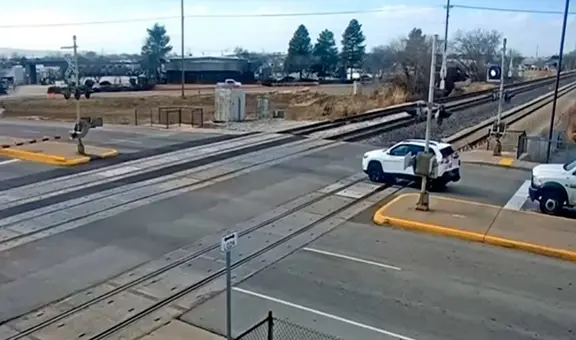 Milagroso escape en EE. UU.: conductor evita ser arrollado por un tren tras bajarse de su auto en Utah