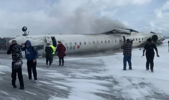 Un avión de Delta Airlines se estrella al aterrizar en Toronto y acaba boca arriba sobre la pista cubierta de hielo