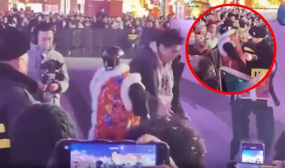 Robot humanoide manejado con IA pierde el control y agrede a una mujer ante el pánico del público