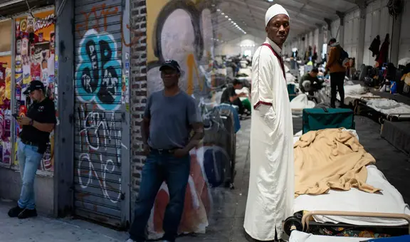 Abren nuevo refugio en el Bronx para 2.200 inmigrantes varones pese a la oposición de los residentes locales