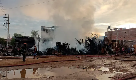 Incendio de grandes proporciones consume seis puestos madereros