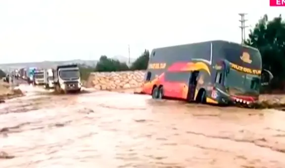 Ica: bus interprovincial de Cruz del Sur se queda atrapado en huaico en plena Panamericana Sur