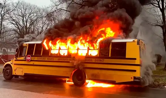 Ohio: Autobús escolar de Cleveland con 15 estudiantes a bordo estalló en llamas durante su ruta