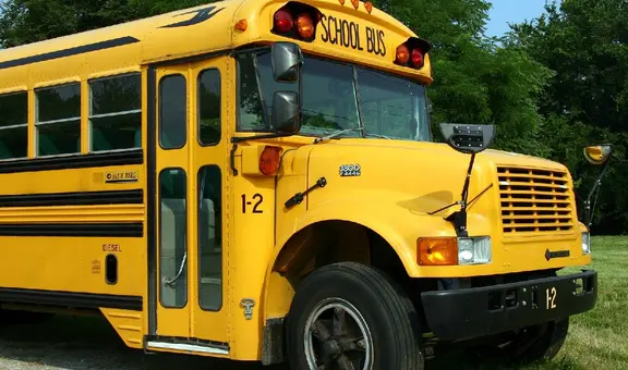 Nueva York: muere una joven tras choque entre un auto Mercedes-Benz y un bus escolar sin niños en Brooklyn