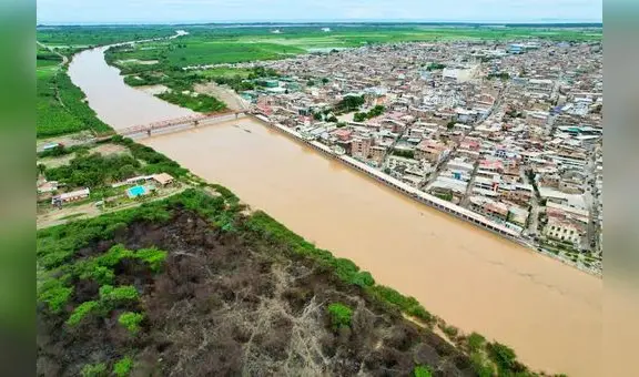 Familia queda atrapada en estación de bombeo tras desborde de río Tumbes y pide ayuda urgente