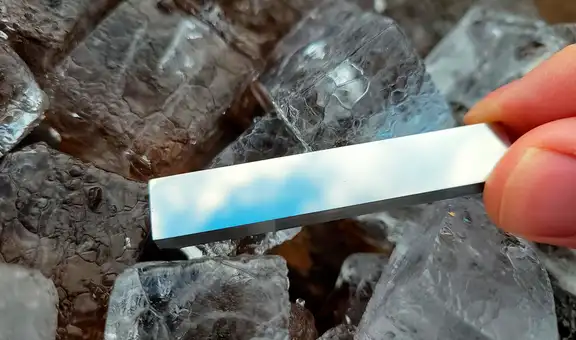 Científicos japoneses crean un metal superelástico que resiste temperaturas extremas: revolucionaría la medicina y exploración espacial