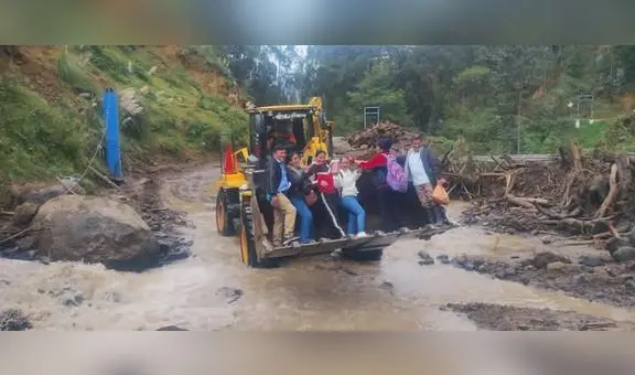 Piura: Docentes usan cargador frontal para llegar a clases tras activación de quebradas