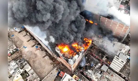 Incendio en Barrios Altos: siniestro podría continuar hasta el domingo, según bomberos