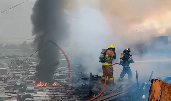 Incendio de grandes proporciones en Ancón: fuego arrasa con más de 20 viviendas y un menor pierde la vida
