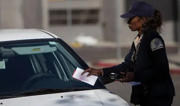 Nueva regla de California: conductores recibirán una multa de hasta US$406 por estacionar en estos lugares