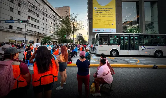 Demoras de buses del Metropolitano: manifestantes bloquean cruce de av. Emancipación con jr. Camaná