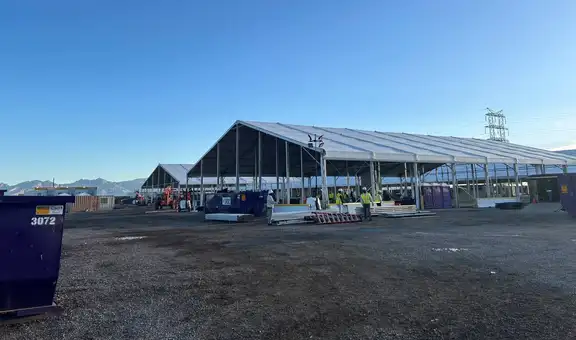 La Patrulla Fronteriza de EE. UU. cierra tres instalaciones de procesamiento temporal de inmigrantes en la frontera de Texas