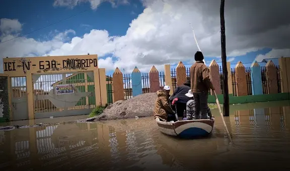 Colegio inicial queda completamente inundado tras desborde del río Ramis en Puno: docentes se desplazan en balsas