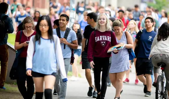 Este es el nuevo programa de Harvard que promete estudios gratuitos para un grupo específico de estudiantes
