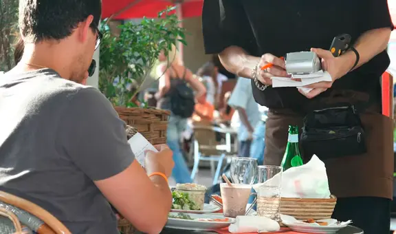 ¿Adiós a las propinas automáticas en Florida? Impulsan proyecto de ley que busca regularlas en los restaurantes