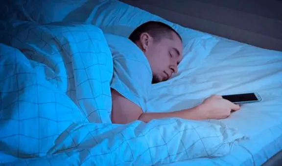 ¿Por qué es peligroso que te quedes dormido con el teléfono en la mano? Esto podría suceder