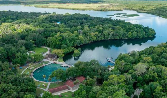 Tragedia en Florida: embarcación de 18 pies volcó en el río St. Johns y tres personas siguen desaparecidas