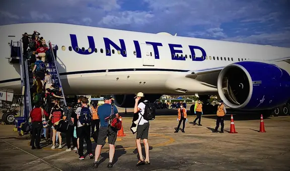 Piloto de United Airlines es demandado por atacar a pasajero que se demoró en el baño durante vuelo: hombre sufría de estreñimiento