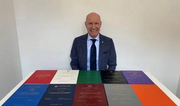 Estudia en estado de hipnosis y tiene 10 títulos universitarios: esta es la historia de un farmacéutico de 65 años